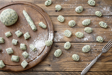 vista dall'alto gnocchi di patate con erbe su tavolo rustico 