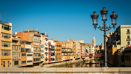 Panorama Laterne und bunte Häuser in Girona