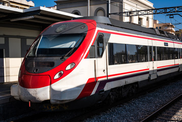 Vorortzug im Bahnhof