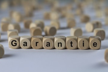 Garantie - Holzwürfel mit Buchstaben