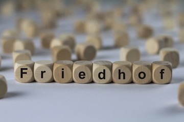 Friedhof - Holzwürfel mit Buchstaben