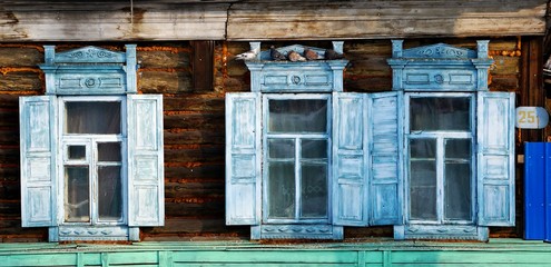 деревянные окна с резными наличниками в русских йзбах