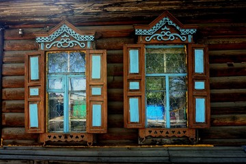 деревянные окна с резными наличниками в русских йзбах