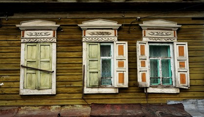 Fototapeta na wymiar деревянные окна с резными наличниками в русских йзбах