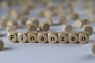 Finanzen - Holzwürfel mit Buchstaben