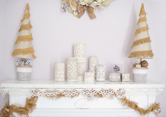Fireplace Christmas ornamental decoration ideas with lace and linen