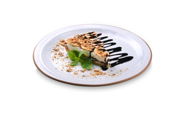 Десерт на белой тарелки