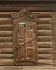 ....окна с резными деревянными наличниками в русских...