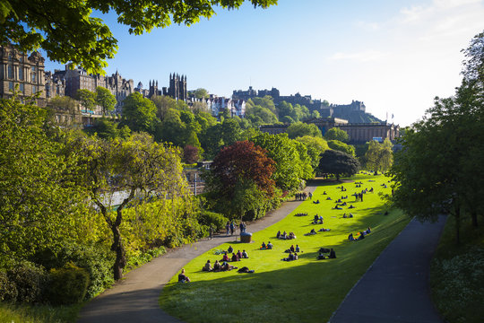 Historische Geb&auml;ude und ein gr&uuml;ner Park in Edinburgh, Schottland