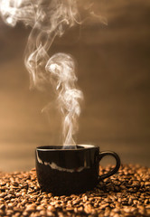 stilleven van warme zwarte kop koffie op gebrande koffiebonen