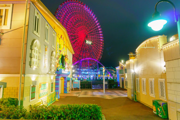 横浜の夜の遊園地の遊具のイルミネーション