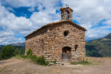 Fototapeta na wymiar Iglesia de San Salvador de Irgo de Tor (Sant Salvador d'Irgo)