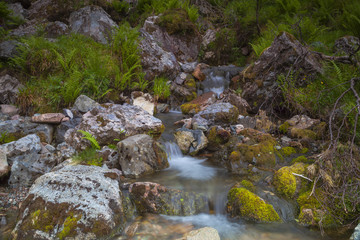Langzeitbelichtung von kleinen Wasserf&auml;llen am Wanderweg zum Lost Valley, Glencoe, Schottland