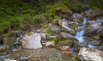 Langzeitbelichtung von kleinen Wasserf&auml;llen am Wanderweg zum Lost Valley, Glencoe, Schottland