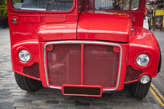 Historischer  Doppeldecker Tour Bus auf der Royal Mile in Edinburgh, Schottland