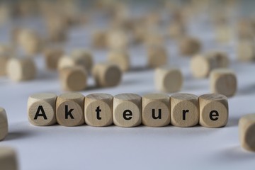 Akteure - Holzwürfel mit Buchstaben
