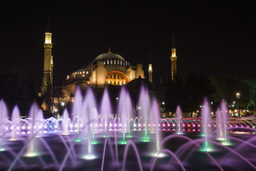 Fototapeta na wymiar Hagia Sophia Mosque in background of fountain