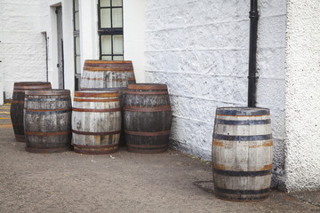 Alte Whiskyfässer vor einer Brennerei