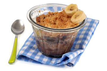 Crumble à la banane posé sur une serviette