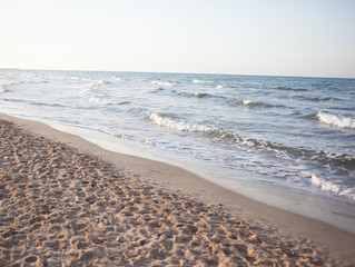 Preciosa y desierta playa durante el día