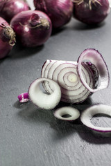 Cipolla rossa su ardesia