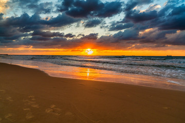 Fototapeta na wymiar sea waves on the sunset background