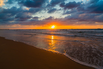 zee golven op de zonsondergang achtergrond