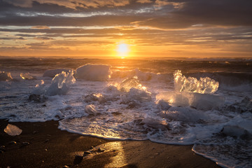 Fototapeta premium Ices on the beach at jokulsarlon - southeast Iceland