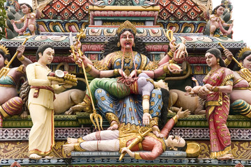 Figurenszene aus dem hinduistischen Sri Veeramakaliamman Tempel in Singapurs Little India
