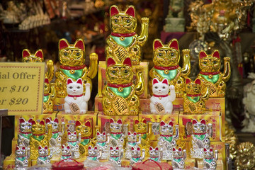 Naklejka premium Plastikkatzen als Verkaufsschlager in Singapurs Chinatown