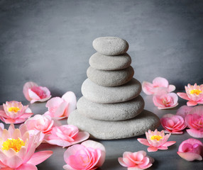 Obraz na płótnie Canvas stones balance with flower lily on grey background