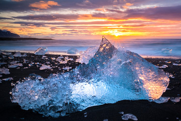 Ices on the beach at jokulsarlon - southeast Iceland - obrazy, fototapety, plakaty