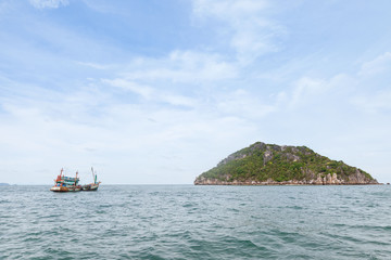 Obraz premium Fishing boat on gulf of Thailand, Surat Thani, Thailand.
