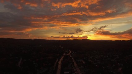 Survol d’une autoroute au couché du soleil