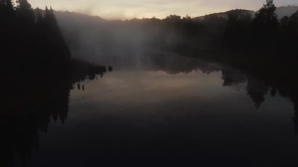 Survol d’un lac brumeux dans les lorentides