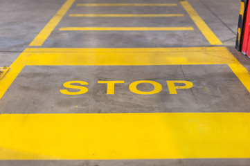 Żółte pasy dla pieszych na betonowej drodze. - obrazy, fototapety, plakaty
