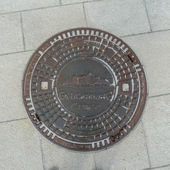 Schachtdeckel / Gullideckel in Glücksburg an der Ostsee in Deutschland.