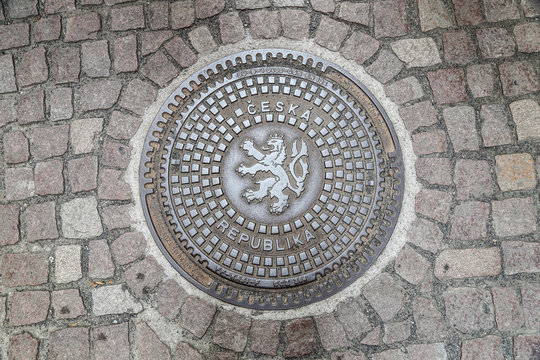 Schachtdeckel / Gullideckel in Prag in der Tschechischen Republik