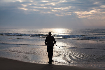 Einsamer Angler am Meer