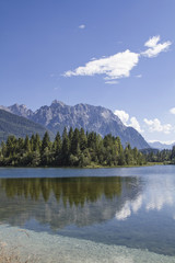 Karwendelgebirge mit Isarstausee