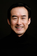 Obraz premium Man smiling, head shot, black background