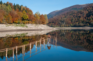 panorama du lac de Kruth en Alsace en automne