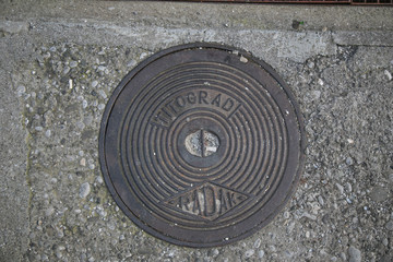 Gullideckel / Schachtdeckel in Titograd ( jetzt Podgorica) in Montenegro