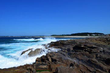 Obraz premium La mer se heurte à la roche