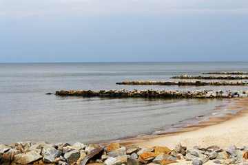 Fototapeta na wymiar falochrony na plaży