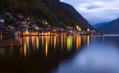Obraz premium Little famous Hallstatt village in Alps at dusk in Austria
