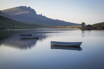 Ruderboote auf dem Loch Fada, Isle of Skye, Schottland