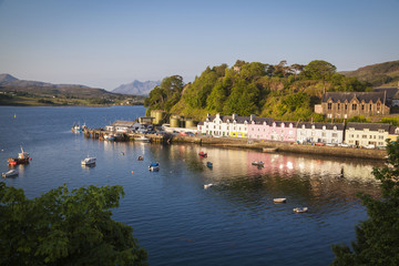 Bunte Gebäude in der Morgensonne in Portree, Isle of Skye, Schottland