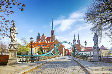 Fototapeta premium Bridge to Tumski (Cathedral) Island in Wroclaw, Poland