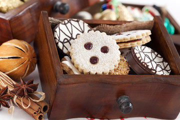 Winterliches Feingebäck in Holzlade